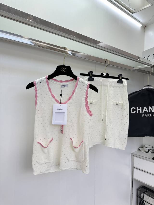 Chanel 2024小香新品针织套装 又美又纯欲 真的是甜到心里 粉和白的撞色 干净又高级 重工镂空织法 繁琐的工艺才能衬托出高级感 整套上身或者分开搭配 都
